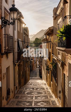 Tramonto su una strada a relleu. Situato nella provincia di Alicante, Spagna Foto Stock