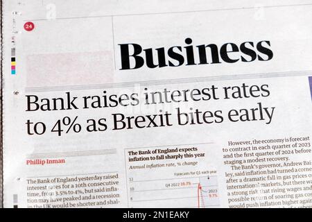 "La Banca alza i tassi di interesse al 4% quando la Brexit morde presto", il titolo del quotidiano Guardian, sezione Business, articolo della Banca d'Inghilterra, febbraio 2023 Londra UK Foto Stock