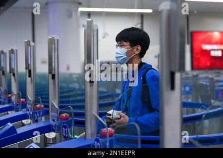 (230206) -- SHENZHEN, 6 febbraio 2023 (Xinhua) -- Choi Kai Yeung, il primo viaggiatore dall'operazione del punto di controllo di Heung Yuen Wai/Liantang, passa il cancello di biglietto al punto di controllo di Heung Yuen Wai/Liantang al confine di Hong Kong-Shenzhen nella Cina meridionale, 6 febbraio 2023. La Cina continentale ha ripreso pienamente il normale viaggio con le regioni amministrative speciali (SAR) di Hong Kong e Macao a partire da lunedì, in quella che si prevede sarà una forte spinta per lo sviluppo economico delle due regioni. A partire da lunedì, il punto di controllo lo Wu, il punto di controllo Lok ma Chau/Huanggang e lo Heung Yue Foto Stock