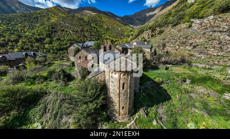 Antenna della chiesa romanica di Santa Maria de Cardet, patrimonio dell'umanità dell'UNESCO, Vall de Boi, Catalogna, Spagna, Europa Foto Stock