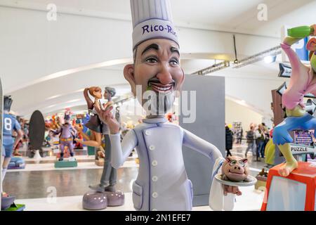 Valencia, Spagna. 04th Feb, 2023. A Falla Ninot di Karlos Arguinano, chef e presentatore televisivo visto durante la cerimonia di apertura della Mostra Ninot 2023 di Valencia. La mostra Ninot 2023 è la più grande mostra di arte effimera del mondo, installata nel Museu de les Ciencies, situato nel Ciutat de les Arts i les Ciencies di Valencia. Credit: SOPA Images Limited/Alamy Live News Foto Stock