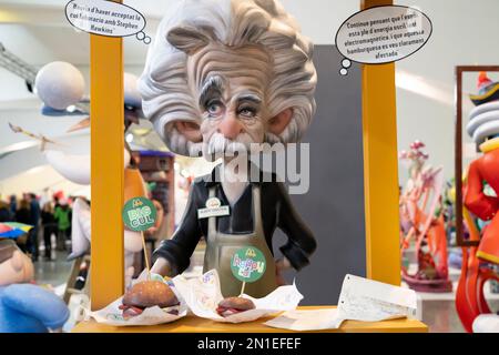 Valencia, Spagna. 04th Feb, 2023. Un Falla Ninot di Albert Einstein, fisico tedesco visto durante la cerimonia di apertura della Mostra Ninot 2023 a Valencia. La mostra Ninot 2023 è la più grande mostra di arte effimera del mondo, installata nel Museu de les Ciencies, situato nel Ciutat de les Arts i les Ciencies di Valencia. Credit: SOPA Images Limited/Alamy Live News Foto Stock