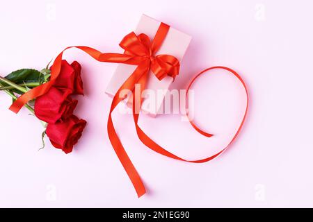 Scatola Regalo Aperta Vuota A Sorpresa Con Testo A Sorpresa Scatola Avvolta  In Nastro Rosso E Un Fiocco In Cima Buon Compleanno Natale Capodanno  Matrimonio O Pacchetto San Valentino - Immagini vettoriali