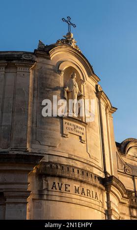 La Chiesa dell'Immacolata Concezione, Catania, Sicilia. Il motto sotto la statua della Madonna si traduce come 'mi mettono qui come guardiano' Foto Stock