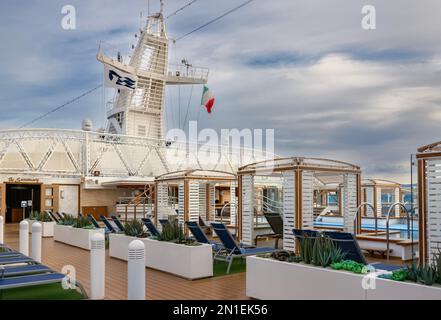 Regal Princess Cruise Ship, ponte termale con il Santuario, ormeggiato al porto di Messina, Sicilia - 2022 novembre Foto Stock