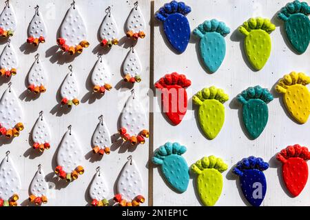 Castelmola, Sicilia, Italia, magneti colorati a forma di cactus in vendita. fuori piccolo negozio nel villaggio Foto Stock