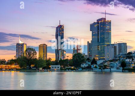 Skyline della città al crepuscolo, Danubio, Alte Donau, Vienna, Austria, Europa Foto Stock