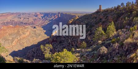 La torre di avvistamento Desert View al Grand Canyon vista da sotto le scogliere a est di Navajo Point, il Parco Nazionale del Grand Canyon, patrimonio dell'umanità dell'UNESCO Foto Stock