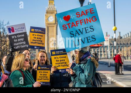 Londra, Regno Unito. 6th Feb, 2023. Una linea di picket di infermieri fuori dal St Thomas' Hospital a Waterloo. Fa parte del Royal College of Nursing (RCN) organizzato sciopero sulla retribuzione di fronte al costo della crisi di vita. Credit: Guy Bell/Alamy Live News Foto Stock