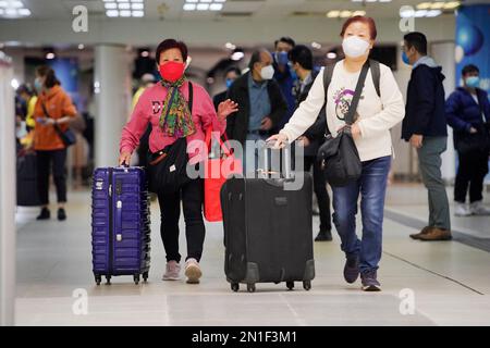 (230206) -- HONG KONG, 6 febbraio 2023 (Xinhua) -- i viaggiatori arrivano alla sala delle partenze del punto di controllo lo Wu al confine Hong Kong-Shenzhen nella Cina meridionale, 6 febbraio 2023. La Cina continentale ha ripreso pienamente il normale viaggio con le regioni amministrative speciali (SAR) di Hong Kong e Macao a partire da lunedì, in quella che si prevede sarà una forte spinta per lo sviluppo economico delle due regioni. A partire da lunedì, si aprirono il punto di controllo lo Wu, il punto di controllo Lok ma Chau/Huanggang e il punto di controllo Heung Yuen Wai/Liantang, segnando la piena ripresa del funzionamento di tutti e sette i bo Foto Stock