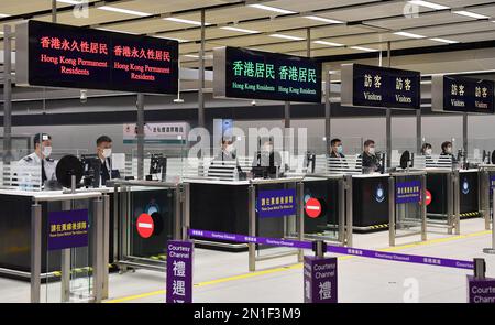 (230206) -- HONG KONG, 6 febbraio 2023 (Xinhua) -- i membri del personale sono in servizio presso la sala partenze del punto di controllo Heung Yuen Wai/Liantang al confine Hong Kong-Shenzhen nella Cina meridionale, 6 febbraio 2023. La Cina continentale ha ripreso pienamente il normale viaggio con le regioni amministrative speciali (SAR) di Hong Kong e Macao a partire da lunedì, in quella che si prevede sarà una forte spinta per lo sviluppo economico delle due regioni. A partire da lunedì, si aprirono il punto di controllo lo Wu, il punto di controllo Lok ma Chau/Huanggang e il punto di controllo Heung Yuen Wai/Liantang, segnando la piena ripresa della f Foto Stock