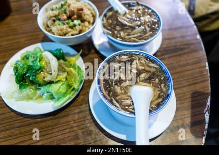 Hong Kong - zuppa di serpenti servita presso un ristorante all'aperto a Yau ma Tei - Dicembre 2022 Foto Stock