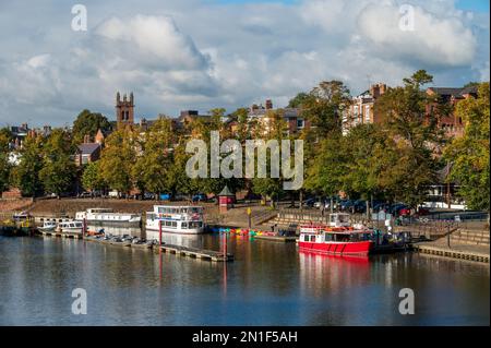 Barche turistiche ormeggiate sul fiume Dee, Chester, Cheshire, Inghilterra, Regno Unito, Europa Foto Stock