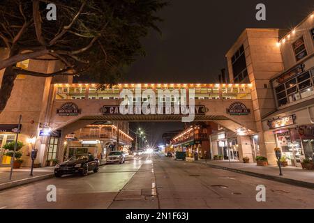 Immagine notturna del centro di Monterey, California, Stati Uniti d'America, Nord America Foto Stock