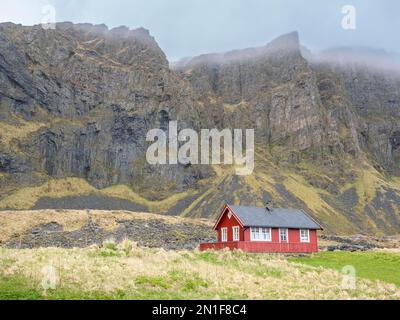 L'estate solo ex villaggio di pescatori di Mastad, sull'isola di Vaeroya, Norvegia, Scandinavia, Europa Foto Stock