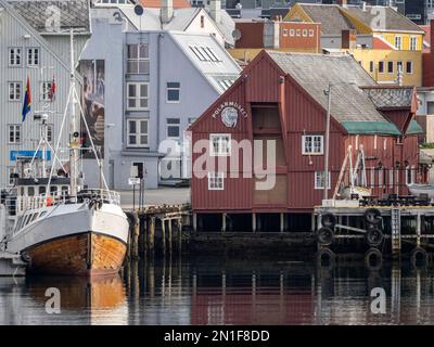 Una vista sul lungomare della città di Tromso, situata 217 miglia a nord del Circolo polare Artico, Tromso, Norvegia, Scandinavia, Europa Foto Stock