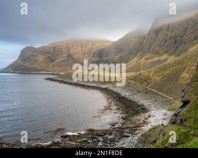 L'estate solo ex villaggio di pescatori di Mastad, sull'isola di Vaeroya, Norvegia, Scandinavia, Europa Foto Stock