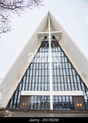 Una vista della cattedrale artica nella città di Tromso, situata 217 miglia a nord del Circolo polare artico, Tromso, Norvegia, Scandinavia, Europa Foto Stock