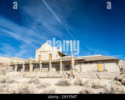 Deposito ferroviario abbandonato a Rhyolite, una città fantasma nella contea di Nye, vicino al Death Valley National Park, Nevada, Stati Uniti d'America, Nord America Foto Stock