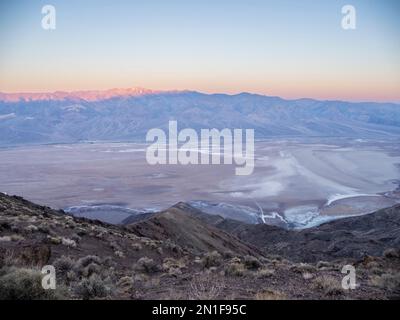 Alba attraverso Badwater Basin, Telescope Peak da Dante's View nel Death Valley National Park, California, Stati Uniti d'America, Nord America Foto Stock