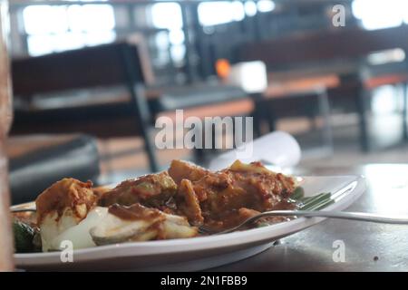 Il gado-gado è un'insalata indonesiana mista di verdure servita con salsa di arachidi Foto Stock