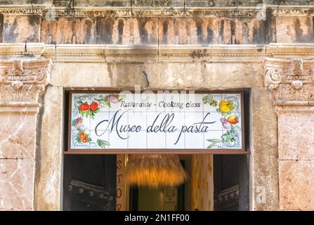 Taormina, Sicilia insegna dipinta con colori vivaci su piastrelle in ceramica per Ristorante e Classe di cucina Museo della pasta Foto Stock