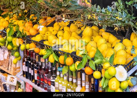 Primo piano di limoni freschi e arance in bancarella del mercato, Taormina, Sicilia, Italia Foto Stock