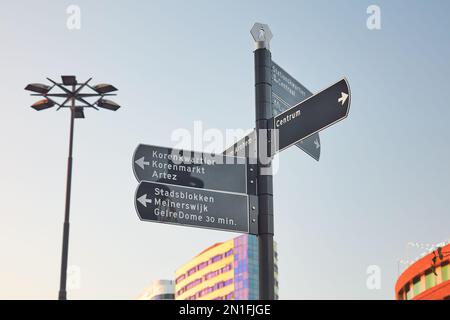 Arnhem, Paesi Bassi - 12 dicembre 2022: Segnale di direzione delle attrazioni della città ad Arnhem, Paesi Bassi Foto Stock