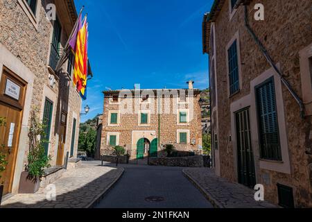 Villaggio di montagna di Deia, Serra de Tramuntana, Patrimonio dell'Umanità dell'UNESCO, Maiorca, Isole Baleari, Spagna, Mediterraneo, Europa Foto Stock