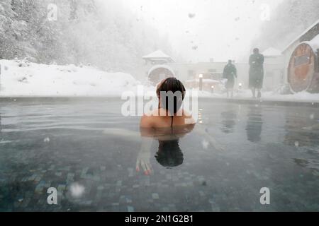 Terme di Saint-Gervais Mont-Blanc, donna che gode di trattamenti termali e benessere in inverno, alta Savoia, Francia, Europa Foto Stock