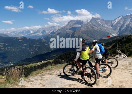 Mountain bike nelle Alpi francesi, massiccio del Monte Bianco, alta Savoia, Francia, Europa Foto Stock