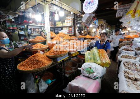 Mercato del pesce asiatico tradizionale stallo pieno di gamberetti secchi, Phnom Penh, Cambogia, Indochina, Sud-Est asiatico, Asia Foto Stock