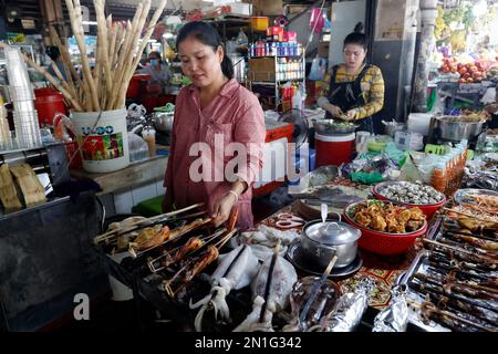 Pesce alla griglia, cibo di strada nel mercato centrale, Phnom Penh, Cambogia, Indochina, Asia sudorientale, Asia Foto Stock