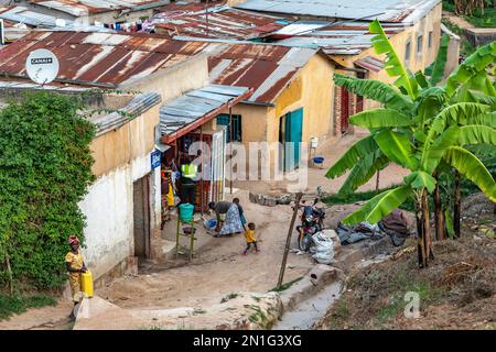 Via con negozi a Kigali, Rwanda, Africa Foto Stock