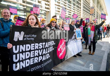 Brighton UK 6th Febbraio 2023 - infermieri in sciopero al di fuori del Royal Sussex County Hospital di Brighton oggi come il Royal College of Nursing inizia un altro due giorni a piedi fuori in Inghilterra : Credit Simon Dack / Alamy Live News Foto Stock