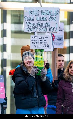 Brighton UK 6th Febbraio 2023 - infermieri in sciopero al di fuori del Royal Sussex County Hospital di Brighton oggi come il Royal College of Nursing inizia un altro due giorni a piedi fuori in Inghilterra : Credit Simon Dack / Alamy Live News Foto Stock