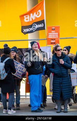 Brighton UK 6th Febbraio 2023 - infermieri in sciopero al di fuori del Royal Sussex County Hospital di Brighton oggi come il Royal College of Nursing inizia un altro due giorni a piedi fuori in Inghilterra : Credit Simon Dack / Alamy Live News Foto Stock