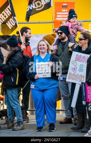 Brighton UK 6th Febbraio 2023 - infermieri in sciopero al di fuori del Royal Sussex County Hospital di Brighton oggi come il Royal College of Nursing inizia un altro due giorni a piedi fuori in Inghilterra : Credit Simon Dack / Alamy Live News Foto Stock