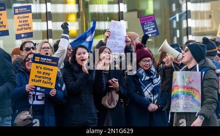 Brighton UK 6th Febbraio 2023 - infermieri in sciopero al di fuori del Royal Sussex County Hospital di Brighton oggi come il Royal College of Nursing inizia un altro due giorni a piedi fuori in Inghilterra : Credit Simon Dack / Alamy Live News Foto Stock