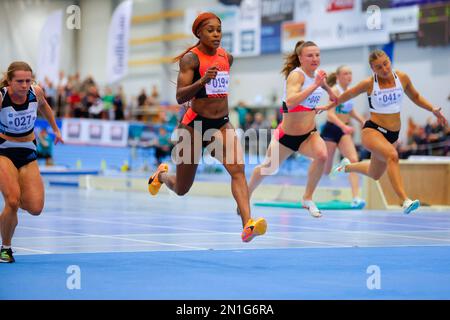 Ulsteinvik 20230202.Elaine Thompson-Herah dalla Giamaica vince la 60m femminile durante il KW Invitational a Ulsteinvik il giovedì sera, davanti al norvegese Helene Roenningen (a sinistra), all'ucraino Viktoriya Ratnikova e al norvegese Vilde Asmo. Foto: Vena ove Ekornesvaag / NTB Foto Stock