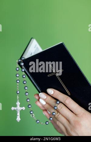 Donna che legge la Sacra Bibbia, la fede cristiana e il concetto di religione, Vietnam, Indocina, Asia sudorientale, Asia Foto Stock