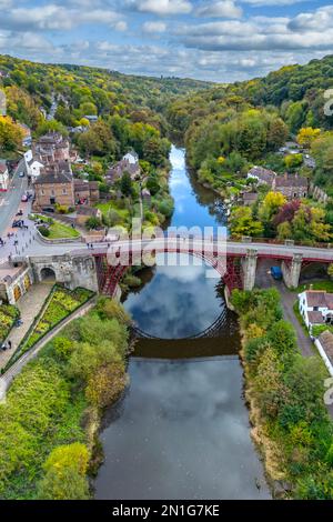 Il ponte di ferro sul fiume Severn, Ironbridge Gorge, patrimonio dell'umanità dell'UNESCO, Ironbridge, Telford, Shropshire, Inghilterra, Regno Unito, Europa Foto Stock