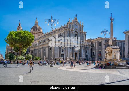 Vista del Duomo di Sant'Agata e della Fontana dell'Elefante, Piazza Duomo, Catania, Sicilia, Italia, Mediterraneo, Europa Foto Stock