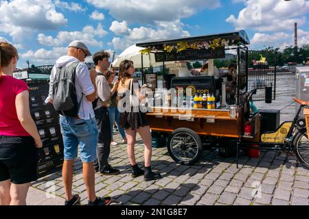 Praga, Repubblica Ceca, affollate i turisti che visitano Food Truck, il mercato agricolo locale nel quartiere di Vysehrad, Naplavka, venditore locale Foto Stock