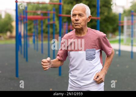 all'aperto, un uomo anziano, che fa sport Foto Stock