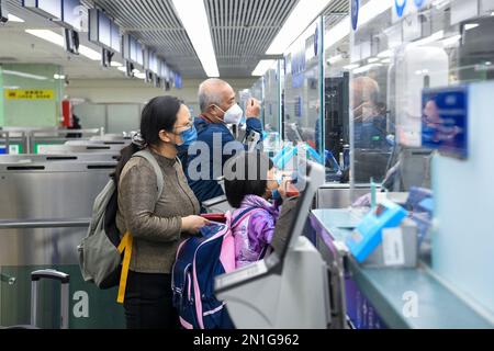 (230206) -- SHENZHEN, 6 febbraio 2023 (Xinhua) -- i viaggiatori passano attraverso le procedure di ingresso al punto di controllo lo Wu al confine di Hong Kong-Shenzhen nella Cina meridionale, 6 febbraio 2023. La Cina continentale ha ripreso pienamente il normale viaggio con le regioni amministrative speciali (SAR) di Hong Kong e Macao a partire da lunedì, in quella che si prevede sarà una forte spinta per lo sviluppo economico delle due regioni. A partire da lunedì, si aprirono il punto di controllo lo Wu, il punto di controllo Lok ma Chau/Huanggang e il punto di controllo Heung Yuen Wai/Liantang, segnando la piena ripresa del funzionamento di tutte e sette le terre Foto Stock