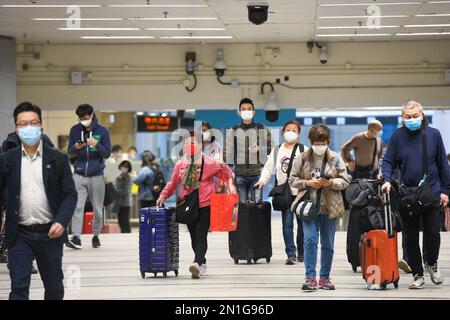 (230206) -- SHENZHEN, 6 febbraio 2023 (Xinhua) -- il primo lotto di viaggiatori da Hong Kong a Shenzhen passa il ponte che collega le due città al punto di controllo lo Wu al confine di Hong Kong-Shenzhen nella Cina meridionale, 6 febbraio 2023. La Cina continentale ha ripreso pienamente il normale viaggio con le regioni amministrative speciali (SAR) di Hong Kong e Macao a partire da lunedì, in quella che si prevede sarà una forte spinta per lo sviluppo economico delle due regioni. A partire da lunedì, si aprirono il punto di controllo lo Wu, il punto di controllo Lok ma Chau/Huanggang e il punto di controllo Heung Yuen Wai/Liantang, segnando Foto Stock