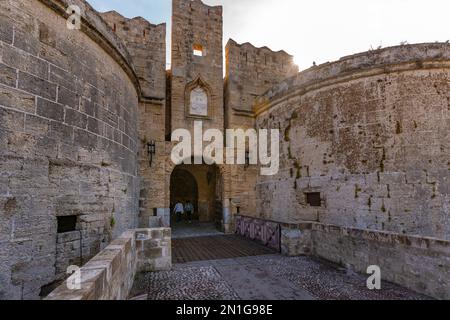 Vista della porta di Amboise, della città vecchia di Rodi, patrimonio dell'umanità dell'UNESCO, Rodi, Dodecaneso, Isole greche, Grecia, Europa Foto Stock