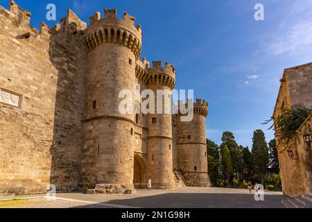 Vista del Palazzo del Gran Maestro dei Cavalieri di Rodi, della città vecchia di Rodi, del sito patrimonio dell'umanità dell'UNESCO, di Rodi, del Dodecaneso, delle isole greche, della Grecia Foto Stock