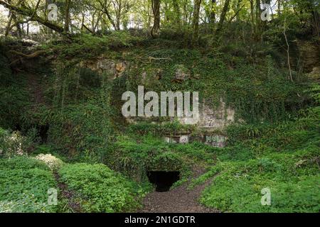 Ingressi delle grotte sulla pista ciclabile Roger Lapébie, Carignan-de-Bordeaux, Francia. Foto Stock